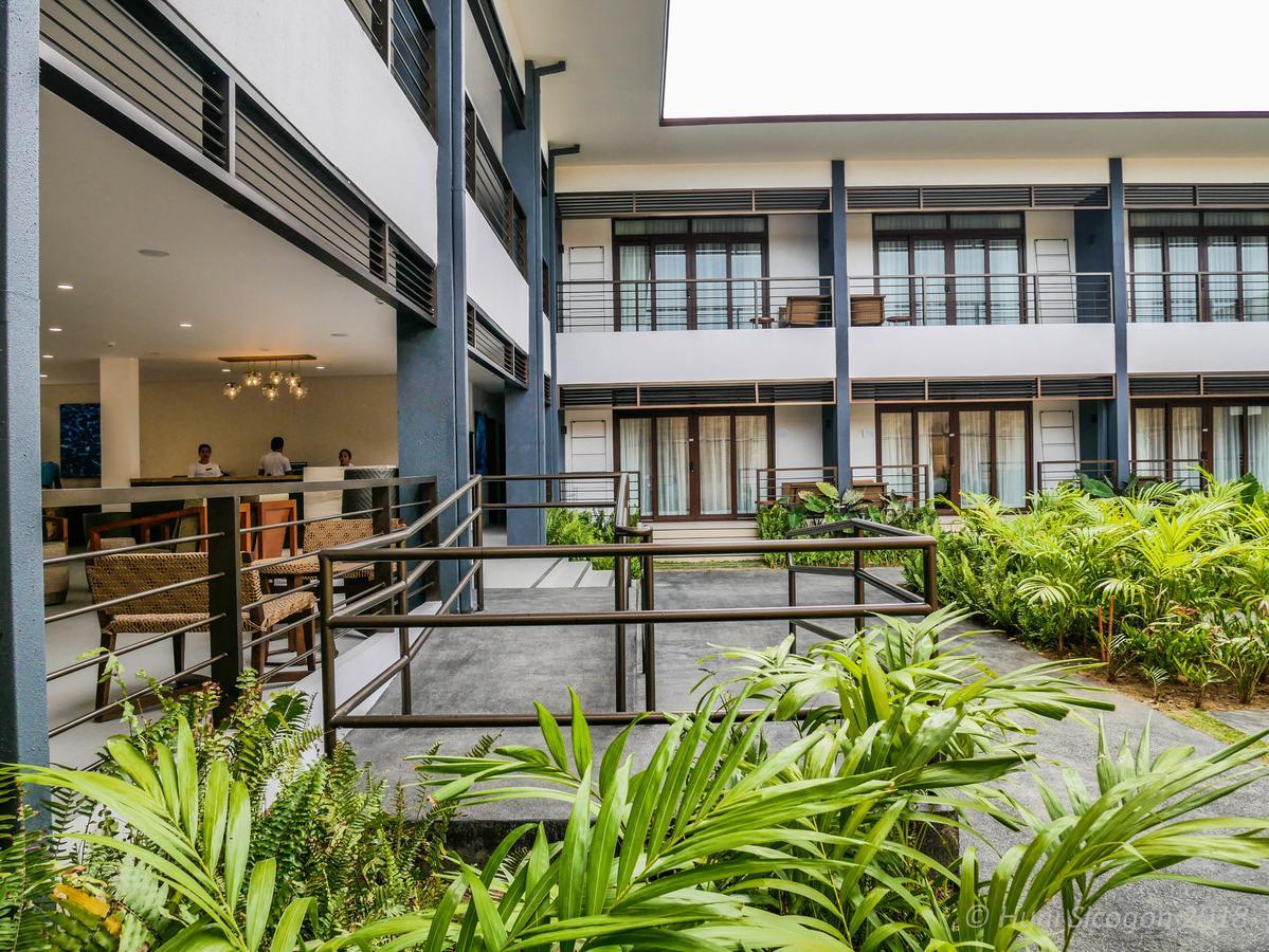 Huni Sicogon Hotel Carles Bagian luar foto