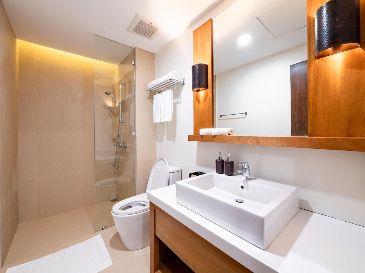 Huni Sicogon Hotel Carles Bagian luar foto